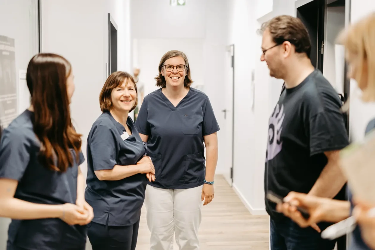 Dr. Vollmert spricht mit Gästen